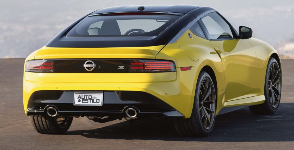 Nissan Z 2023 atrás amarillo