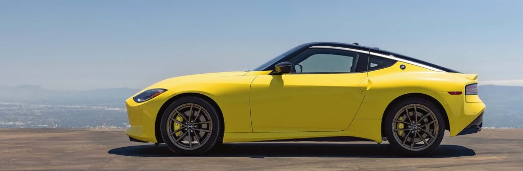 Nissan Z 2023 lateral amarillo
