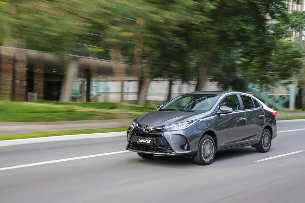 toyota Yaris gris lateral izquierdo