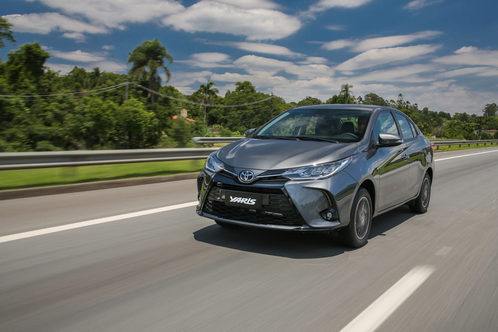 toyota yaris gris frente