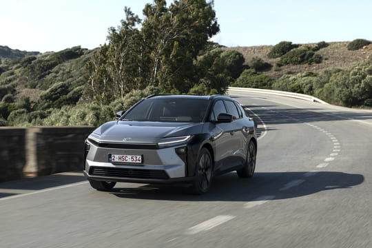 Toyota BZ4X frontal carretera