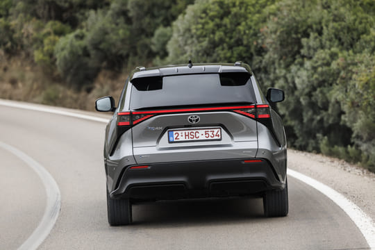 Toyota BZ4X trasera
