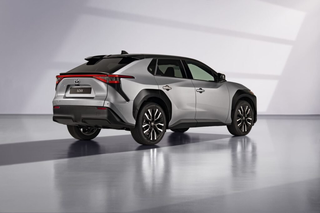 TOyota BZ4X lateral derecho atras